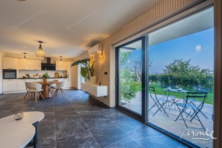 Villa La Costa u mirnom selu Markovići sa bazenom, tropskim palmama i elegantnim dizajnom