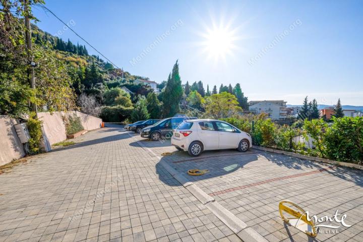 Prostran penthouse sa 2 spavaće sobe u Tivtu sa nevjerovatnim pogledom na more