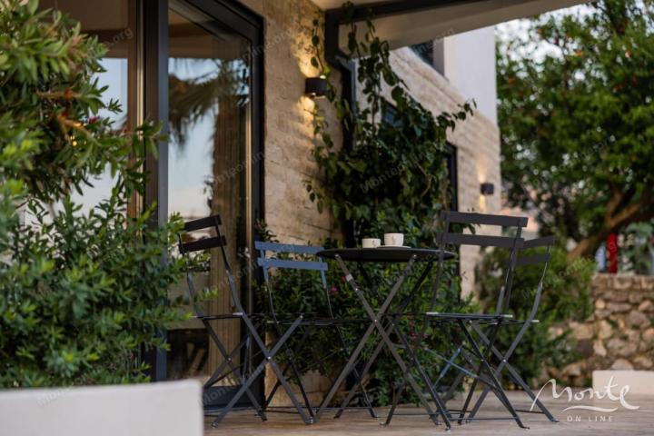 Villa La Costa u mirnom selu Markovići sa bazenom, tropskim palmama i elegantnim dizajnom
