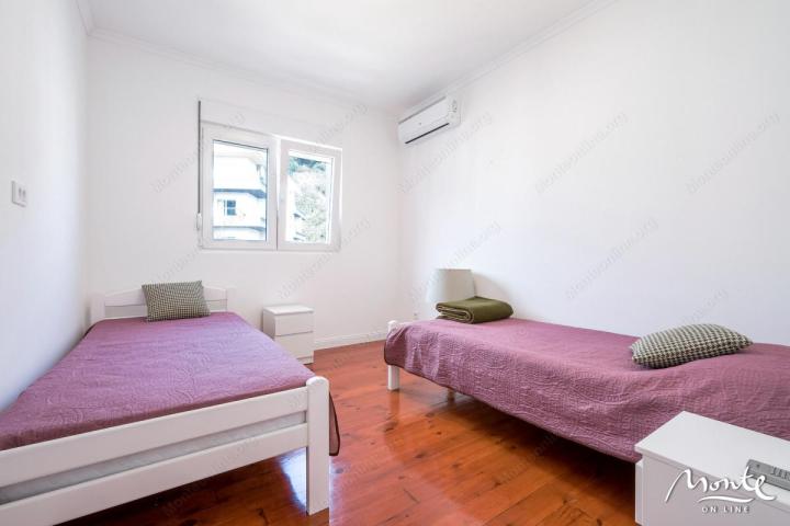 Ekskluzivan trosoban penthouse sa panoramskom terasom u Budvi