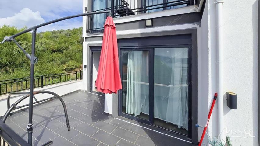 Porodični apartman sa dvije spavaće sobe, terasom i bazenom — Tivat, Kava