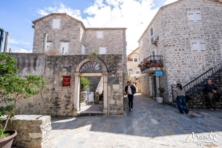 Jedinstvena gradska kuća na 3 sprata u Starom gradu Budve sa baštom