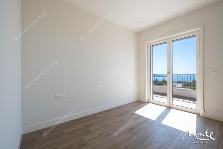Elegantni dvosobni stan s pogledom na more u Luštica Bay Centrale