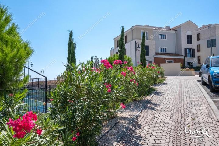Elegantni dvosobni stan s pogledom na more u Luštica Bay Centrale