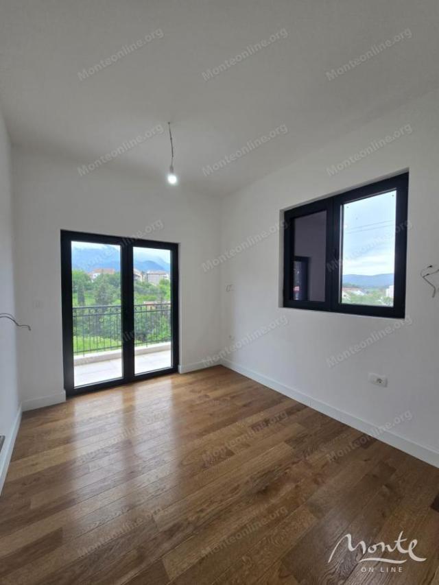 Stan sa 2 spavaće sobe u novom kompleksu u izgradnji u Tivtu