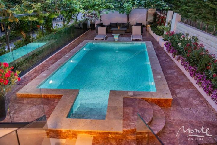 Villa La Costa u mirnom selu Markovići sa bazenom, tropskim palmama i elegantnim dizajnom