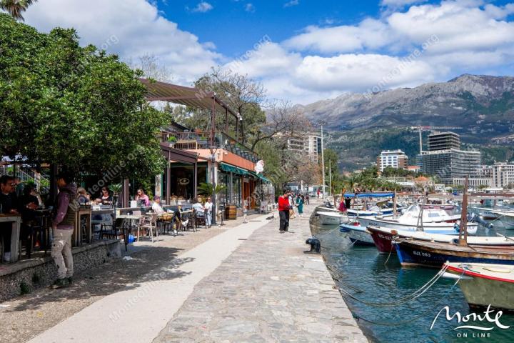 Jedinstvena gradska kuća na 3 sprata u Starom gradu Budve sa baštom