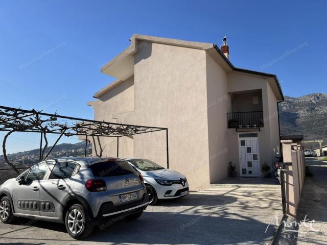 Trospratna kuća sa dva odvojena stana u Baru
