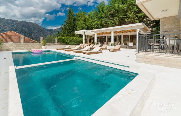 Vila sa 6 spavaćih soba i bazenom u Stolivu