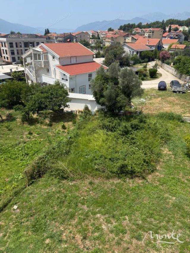 Placevi u Tivtu (područje Mrčevca) sa panoramskim pogledom na zaliv i planine