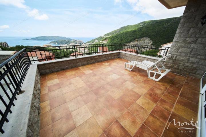 Udobna četverospratna vila u Bečićima sa bazenom i panoramskim pogledom