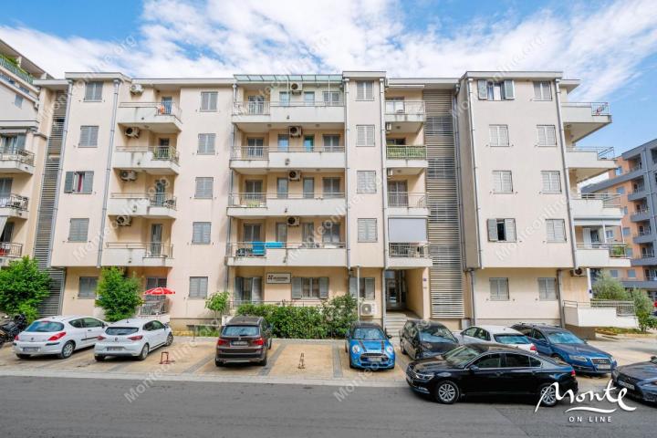 Jednosoban stan — sa prostranom terasom i svježom renovacijom, Budva