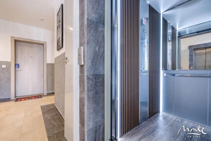 Ekskluzivan trosoban penthouse sa panoramskom terasom u Budvi