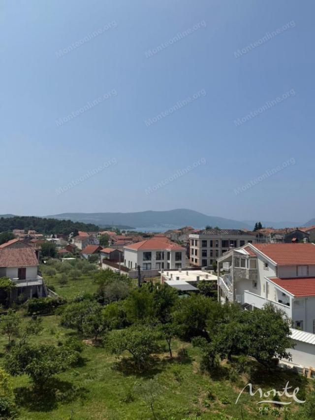 Placevi u Tivtu (područje Mrčevca) sa panoramskim pogledom na zaliv i planine