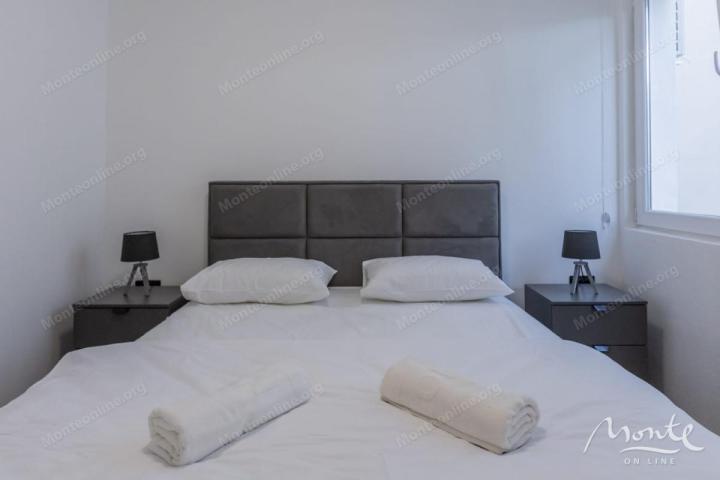 Villa La Costa u mirnom selu Markovići sa bazenom, tropskim palmama i elegantnim dizajnom