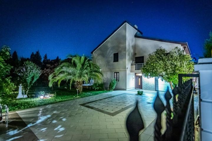 Jedinstvena trospratna kuća za ljubitelje tišine i privatnosti u Podgorici