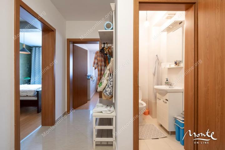 Komforan dvosoban stan s pogledom na more u naselju Lazi, Budva