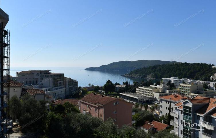 Prekrasan trosoban stan u Bečićima s pogledom na more