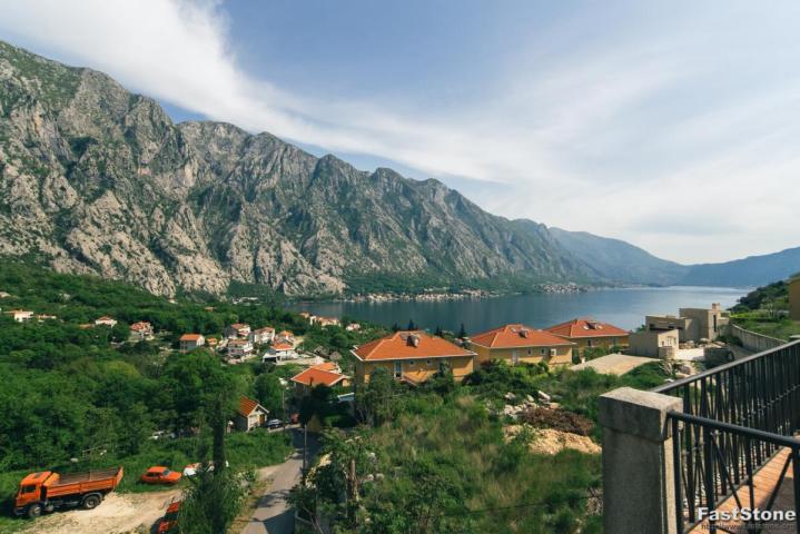 Stan sa 2 spavaće sobe i baštom u kompleksu sa bazenom u Orahovcu