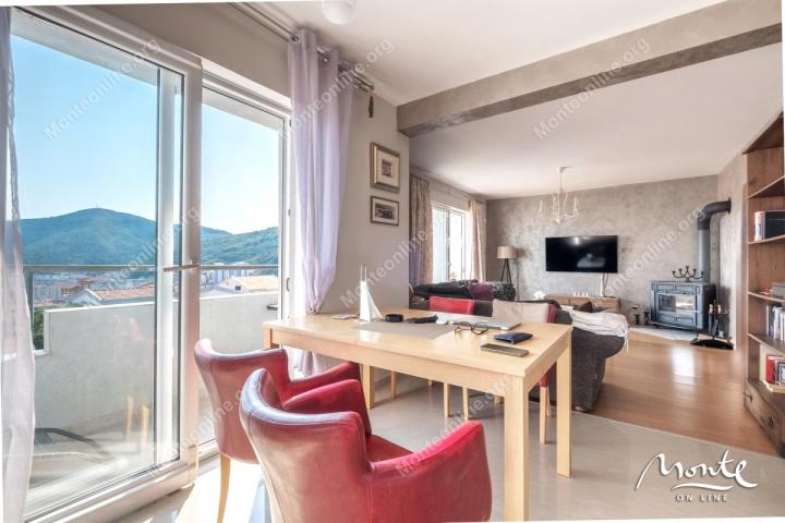 Komforan dvosoban stan s pogledom na more u naselju Lazi, Budva