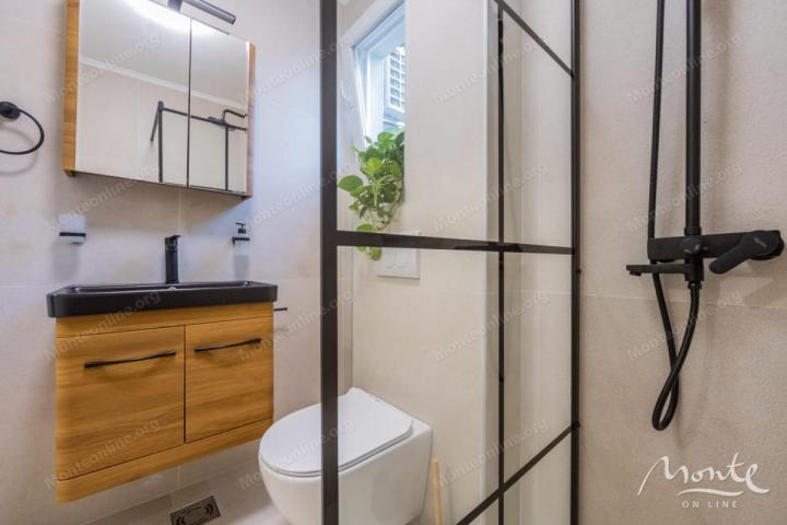 Villa La Costa u mirnom selu Markovići sa bazenom, tropskim palmama i elegantnim dizajnom
