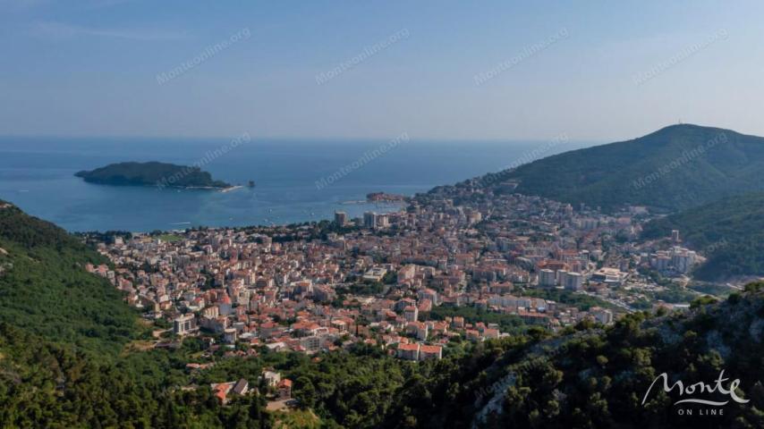 Villa La Costa u mirnom selu Markovići sa bazenom, tropskim palmama i elegantnim dizajnom