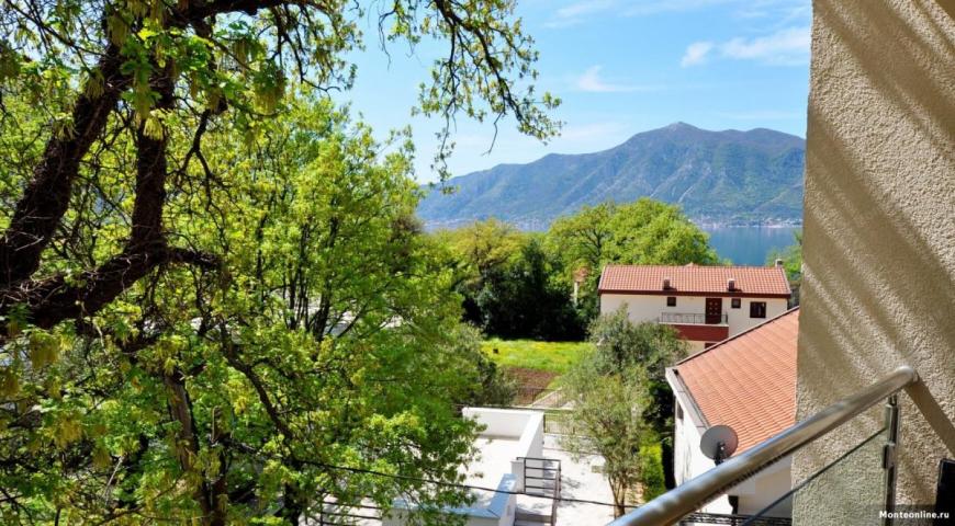 Prostran dvosoban stan s panoramskim pogledom u Orahovcu