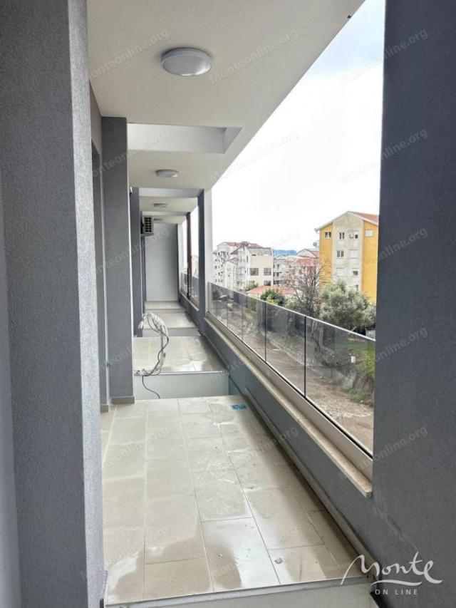 Prostran dvosoban stan u novoj zgradi u Budvi sa parkingom