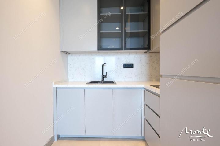 Apartman u premium kompleksu sa panoramskim pogledom na more u Bečićima