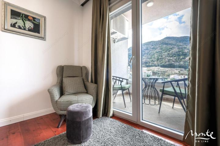 Ekskluzivan trosoban penthouse sa panoramskom terasom u Budvi