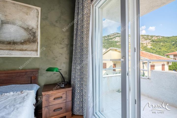 Komforan dvosoban stan s pogledom na more u naselju Lazi, Budva
