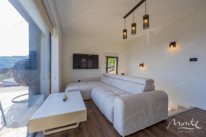Villa La Costa u mirnom selu Markovići sa bazenom, tropskim palmama i elegantnim dizajnom