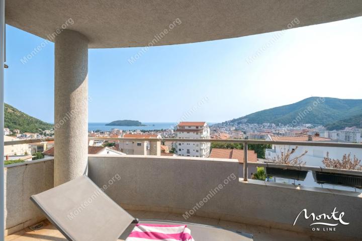 Komforan dvosoban stan s pogledom na more u naselju Lazi, Budva