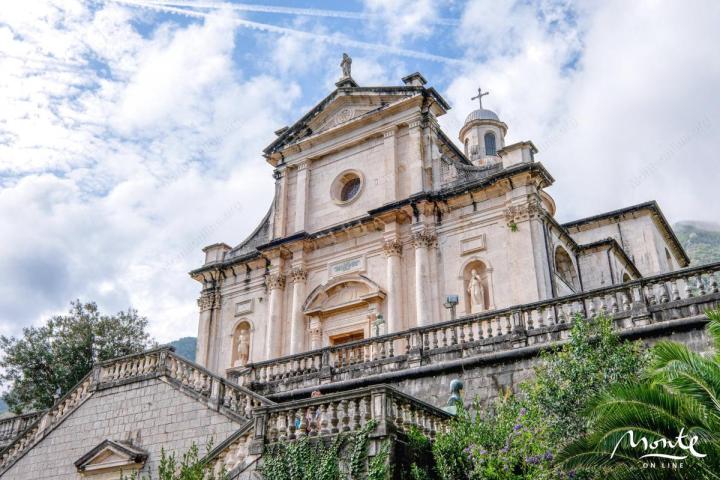 Gradska kuća u podnožju crkve Djevice Marije u Prčnju na 1. liniji od mora
