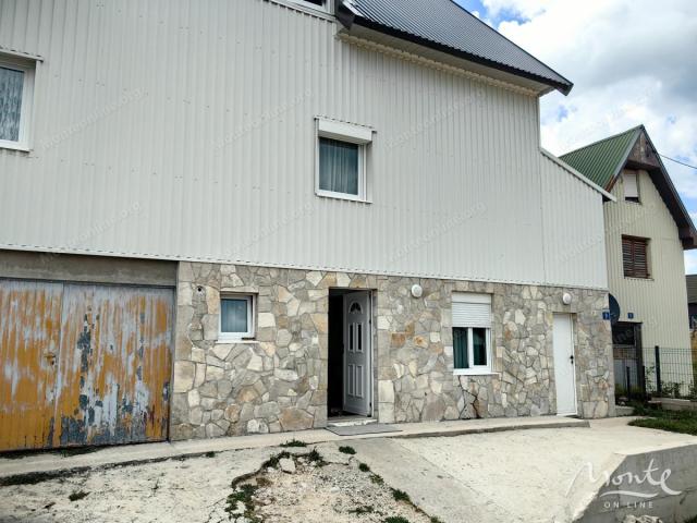 Ugodna kuća u zelenom području blizu centra Žabljaka