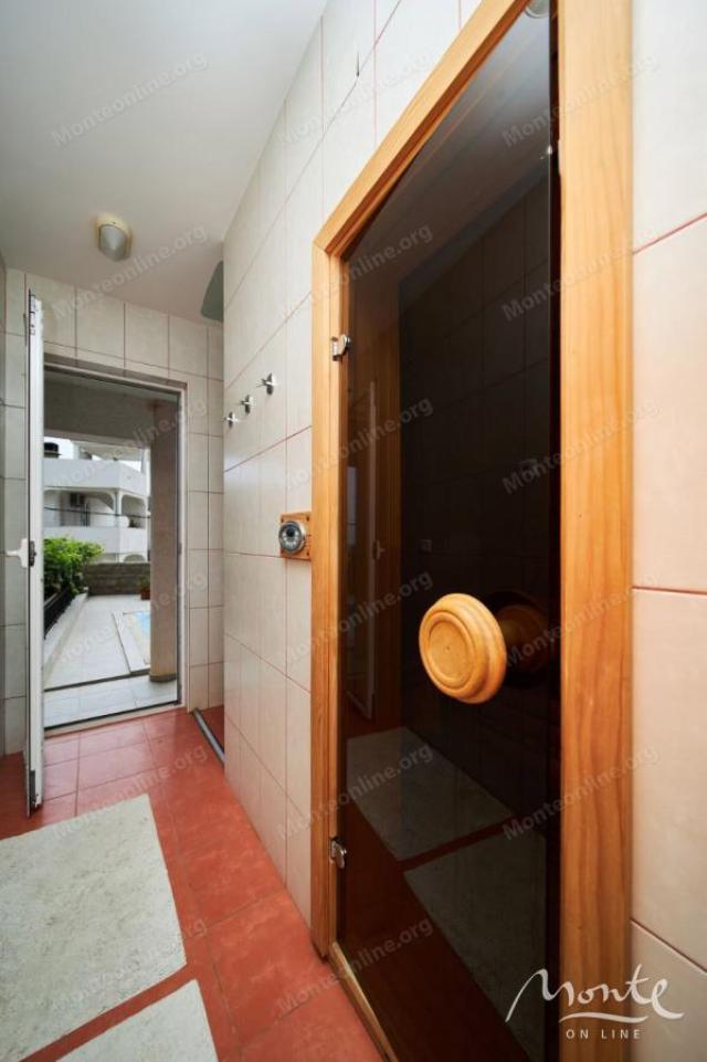 Udobna četverospratna vila u Bečićima sa bazenom i panoramskim pogledom
