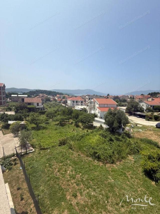 Placevi u Tivtu (područje Mrčevca) sa panoramskim pogledom na zaliv i planine