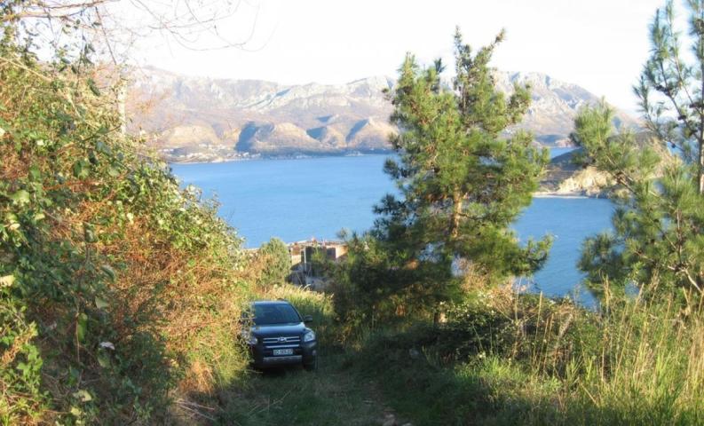 Urbanizovan plac sa pogledom na Budvansku rivijeru, okrug Mogren