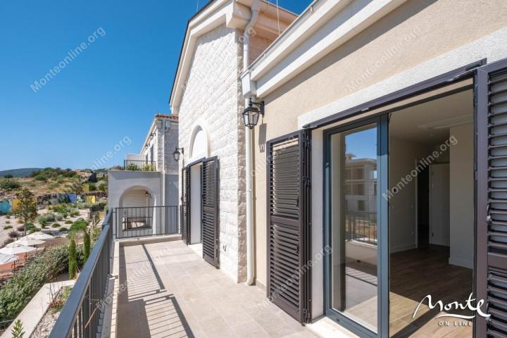 Elegantni dvosobni stan s pogledom na more u Luštica Bay Centrale