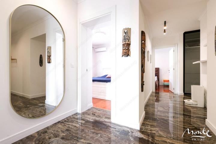 Ekskluzivan trosoban penthouse sa panoramskom terasom u Budvi