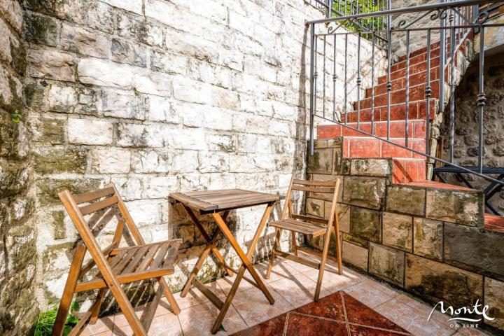 Gradska kuća u podnožju crkve Djevice Marije u Prčnju na 1. liniji od mora
