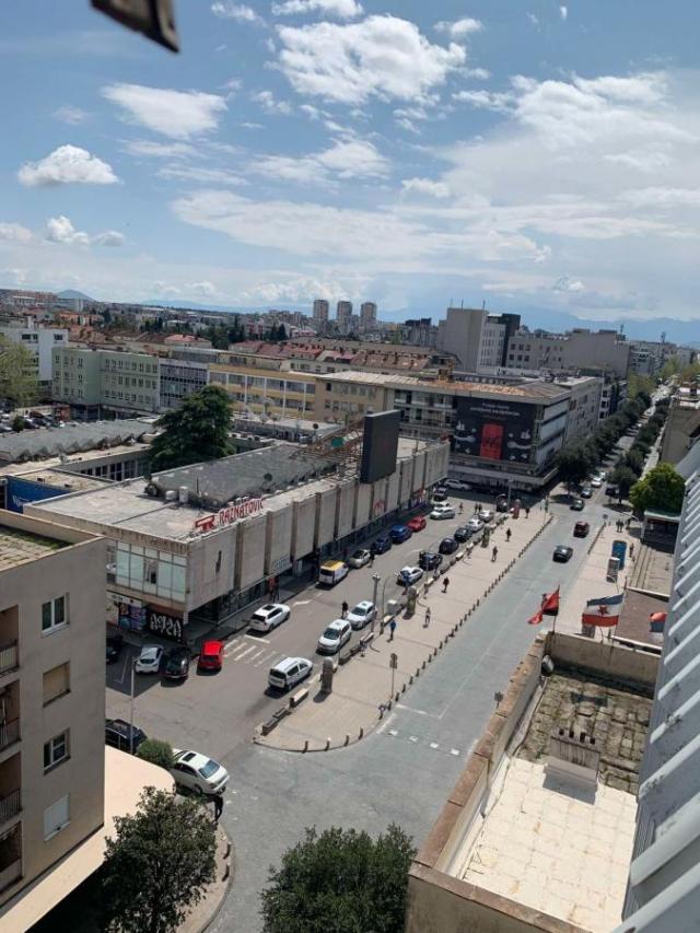 Stan sa 3 spavaće sobe u strogom centru Podgorice