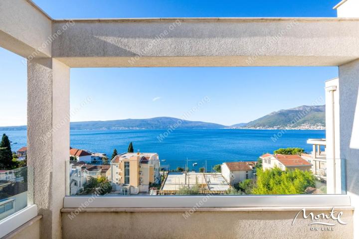 Prostran penthouse sa 2 spavaće sobe u Tivtu sa nevjerovatnim pogledom na more
