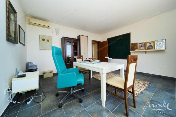 Udobna četverospratna vila u Bečićima sa bazenom i panoramskim pogledom
