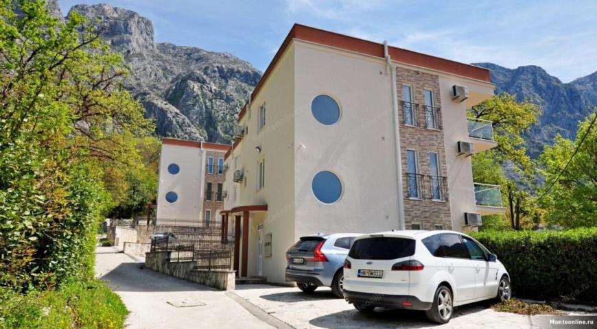 Prostran dvosoban stan s panoramskim pogledom u Orahovcu