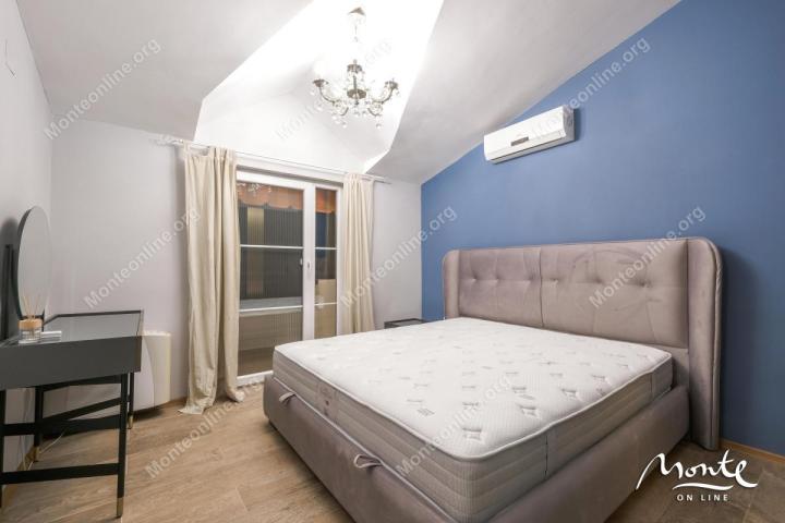 Ugodna kuca sa bazenom u mirnom delu Tivta
