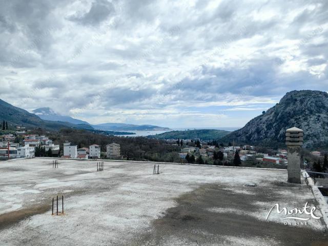 Stan u Sutomoru sa placem, parkingom i mogućnošću proširenja!