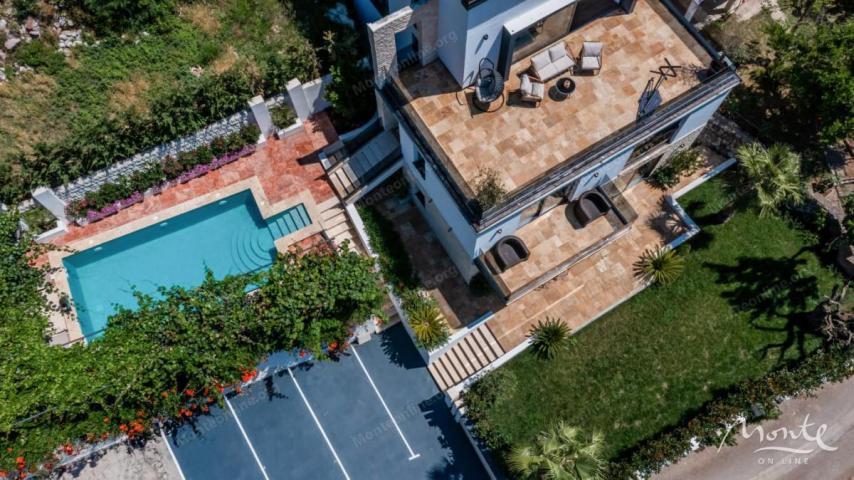 Villa La Costa u mirnom selu Markovići sa bazenom, tropskim palmama i elegantnim dizajnom