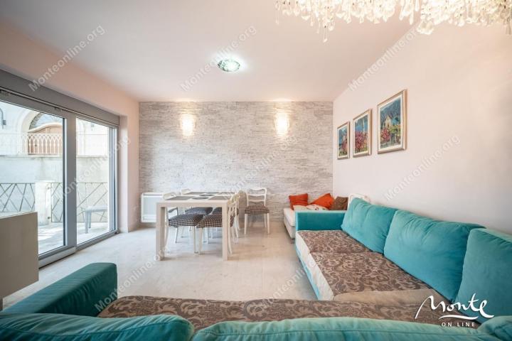 Troetažna vila na 1. redu do mora sa kućom za goste