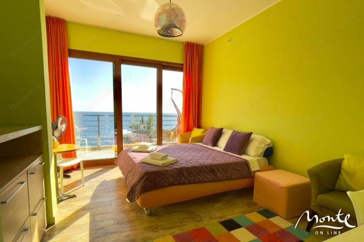 Moderna vila na prvoj liniji sa bazenom i panoramskim pogledom na more u Utehi